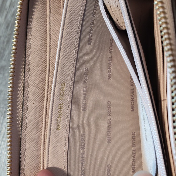 Michael Kors Zip wallet - Picture 6 of 7